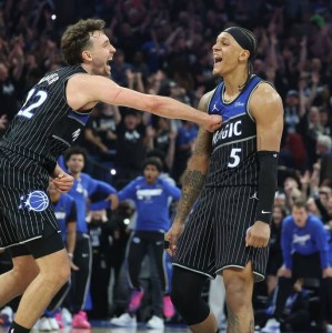 班凯罗25+12+9贝恩25+7 坎宁安27+9魔术胜活塞总分2-1