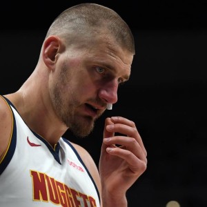 被戈贝尔防傻了！约基奇26中7生涯最差 正负值-21