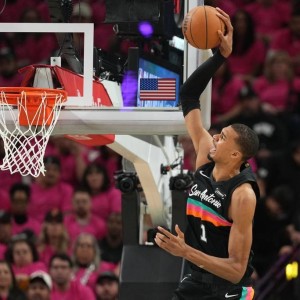 文班季后赛首秀太过完美 连超邓肯罗宾逊传承队史