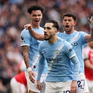 英超悬念拉满，曼城将阿森纳踢下神坛，上演15分钟戴帽7球对轰