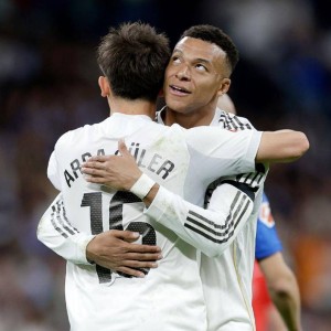 足坛一夜动态：国米3-2科莫冲双冠王，切尔西0-3造百年耻辱纪录