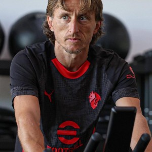 莫德里奇续约悬了？米兰欧冠生死战，40岁传奇的最后赌注！