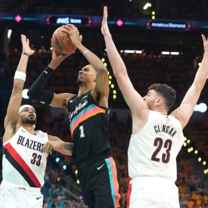 文班亚马35+5三分6中5 阿夫迪亚30+10马刺胜开拓者1-0